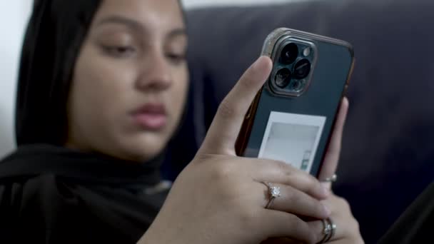 Vista Turva Mulheres Muçulmanas Jovens Vestindo Hijab Digitação Smartphone Enquanto — Vídeo de Stock