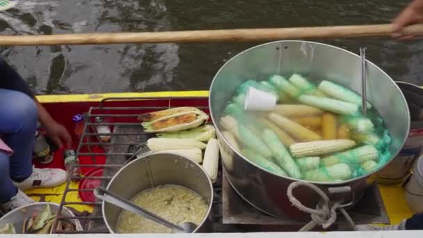 Vendor Boiling Sweet Corn Large Pot Boat Xochimilco Canals Mexico — 图库视频影像