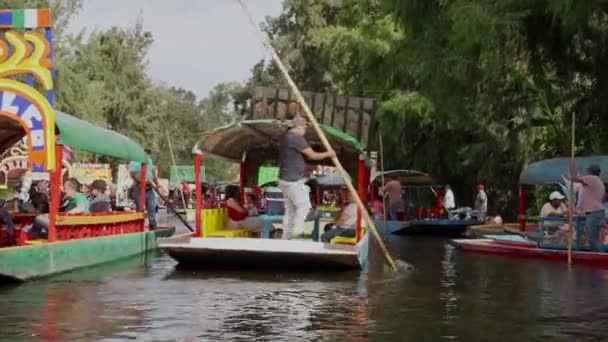 View Gondolas Carrying Tourists Xochimilco Canals — 비디오