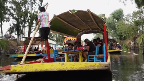Gondolier Using Wooden Rowing Oar Push Gondola Carrying Tourists Xochimilco — Stockvideo
