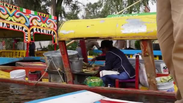 Going Vendor Boat Cooking Corn Sell Xochimilco Canals Mexico City — Stockvideo