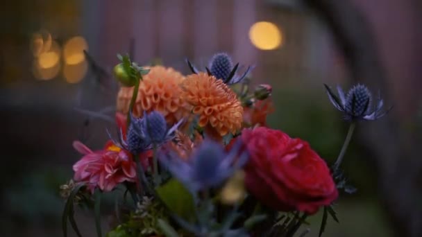 Värikäs Kimppu Tulppaanit Vaaleanpunaiset Ruusut Vihreät Silmut Violetti Kukat Värikäs — kuvapankkivideo