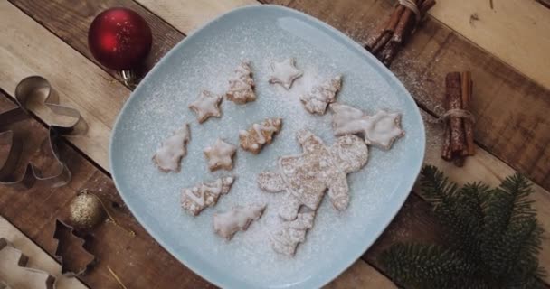 Μπισκότα Επικάλυψη Ζάχαρης Και Χριστουγεννιάτικα Μπισκότα Θέμα Στο Πιάτο Στο — Αρχείο Βίντεο
