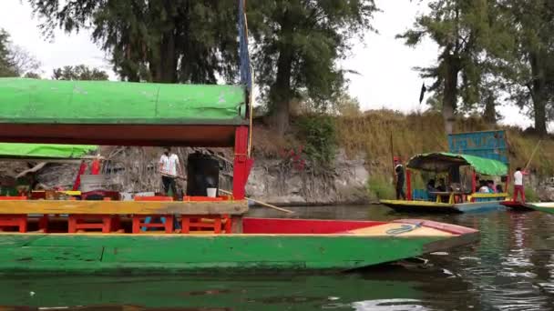 Going Empty Wooden Gondola Xochimilco Canals Tracking Shot — Video