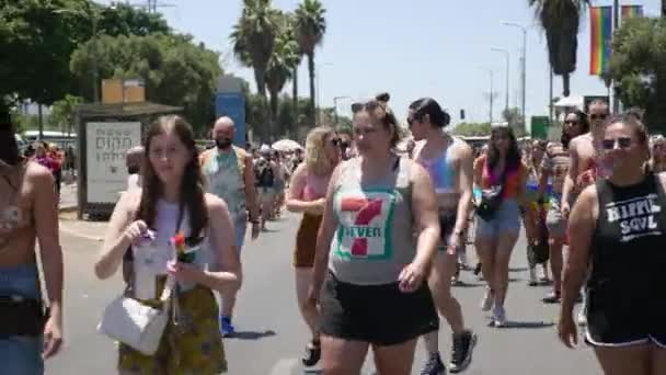 Walking Pan View Road Pride Parade Attendees One Blowing Kiss — Vídeo de Stock