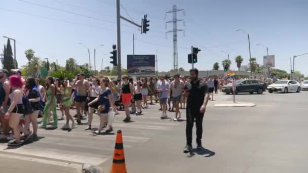 Tel Aviv Israel Gente Caminando Con Bandera Lgbtq Mientras Participa — Vídeo de stock