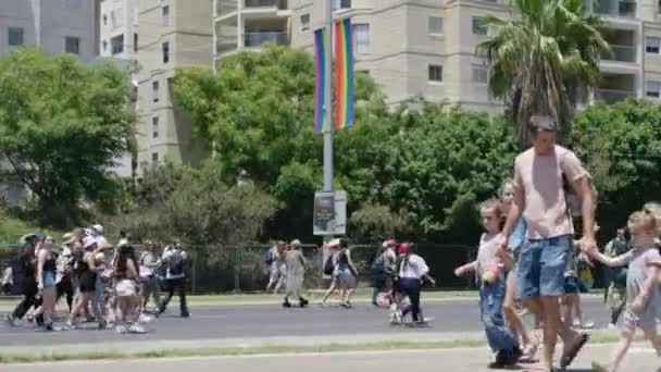 Adult Male Parent Walking Children Road Pride Parade Tel Aviv — Vídeo de Stock