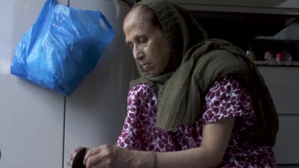 Elderly Muslim Women Sat Floor Using Using Pahsul Boti Locked — Stockvideo