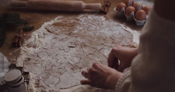 Mani Femminili Che Utilizzano Cookie Cutter Dough Primo Piano — Video Stock