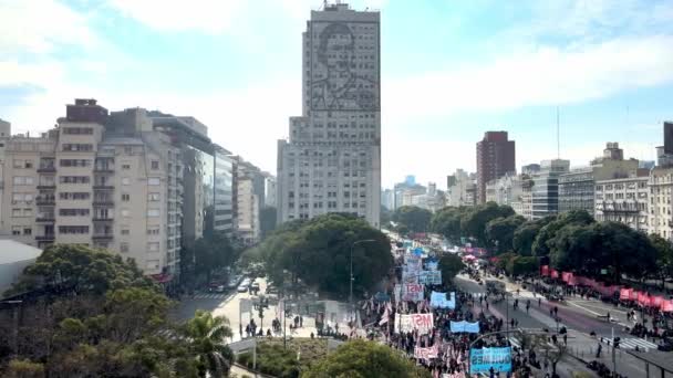 Пролетая Над Июля Авеню Буэнос Айрес Аргентина Демонстранты Улице Рядом — стоковое видео