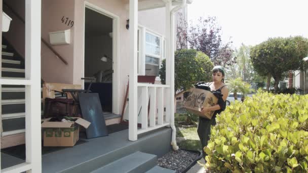 Женщина Идет Коробкой Вещей Переезжающей Новый Дом Останавливается Двери Размышляет — стоковое видео