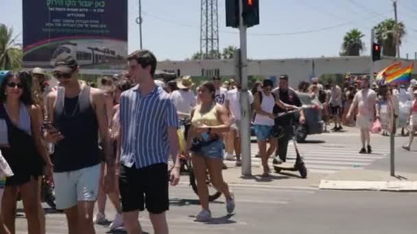 Young People Crossing Road Waving Camera Pride Parade Tel Aviv — Stockvideo