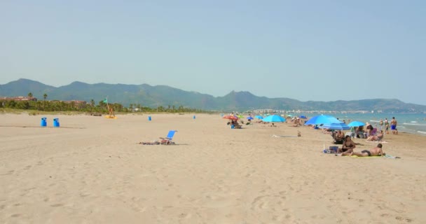 Tourists Enjoying Summer Beach Pinar Castellon Spain Wide Shot — Stockvideo