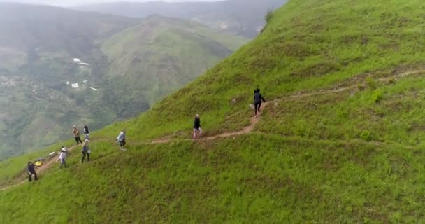 Unrecognizable Hikers Walking Dirt Road Zig Zag Climbing Clif Aerial — Wideo stockowe