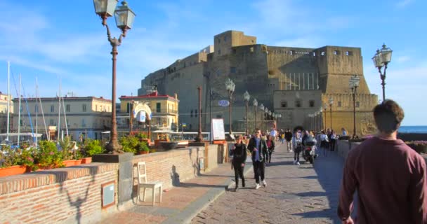 Travelers Walking Stone Bridge Castel Dell Ovo Naples Italy Sideways — Stok video