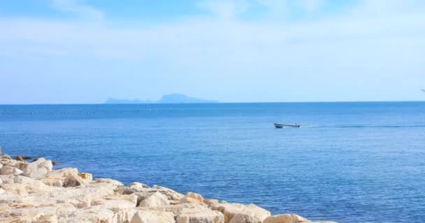 Sailing Rocky Shore Gulf Naples Capri Island Background Italy Wide — ストック動画