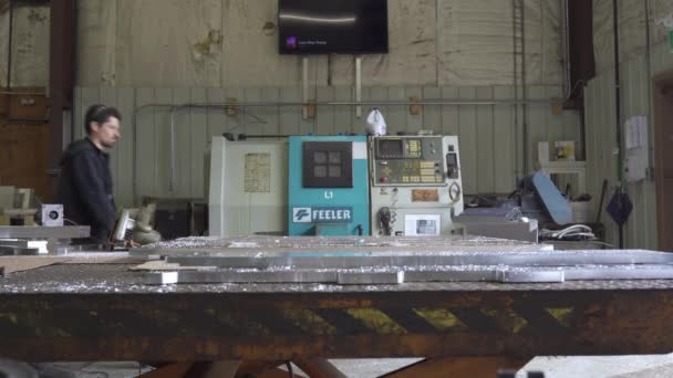 Man Walking Workshop Aluminum Plates Table Lathe Machine Background — ストック動画