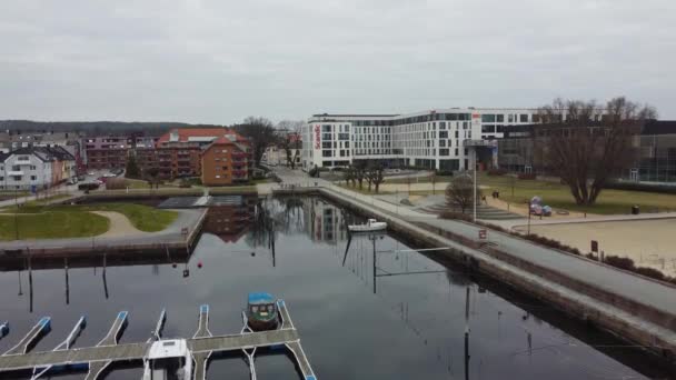 Aerial Acercándose Hotel Scandic Kristiansand Avanzando Cerca Superficie Del Agua — Vídeos de Stock