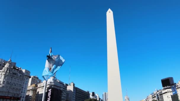 Vista Baixo Ângulo Obelisco Buenos Aires Bandeira Argentina Acenando Câmara — Vídeo de Stock