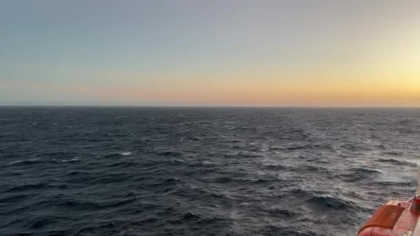 在海上日出时分 豪华游轮上的救生艇 — 图库视频影像