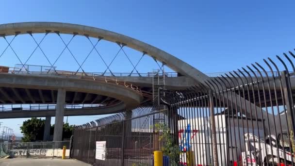 Panning Skott Industriområde Los Angeles New Bridge Construction Och Parkeringsplats — Stockvideo