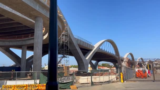 Arches Sixth Street Viaduct Bridge Los Angeles Panning Reveal Bird — ストック動画
