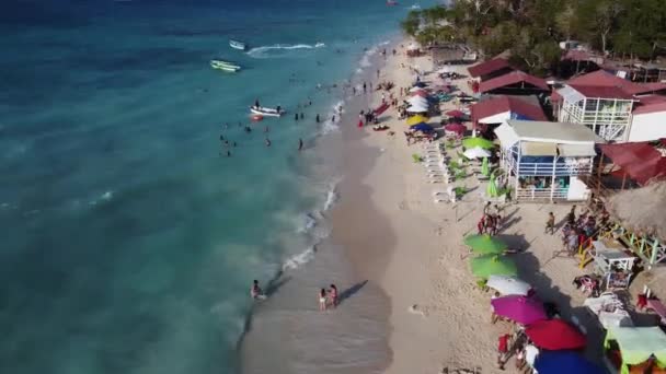 Voando Sobre Uma Praia Caribenha Dia Ensolarado Bar Ilha Colômbia — Vídeo de Stock