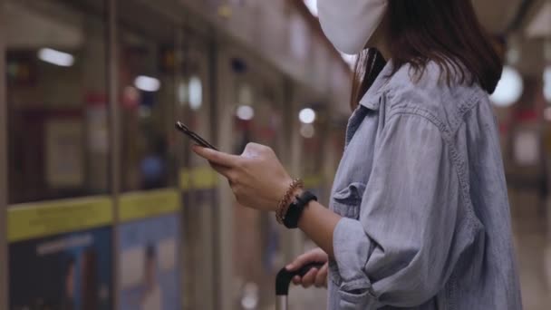 Frau Mit Mundschutz Benutzt Ihr Handy Der Bahn — Stockvideo