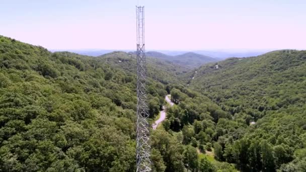携帯電話タワーと山 青い尾根の山々 ブーンNc — ストック動画
