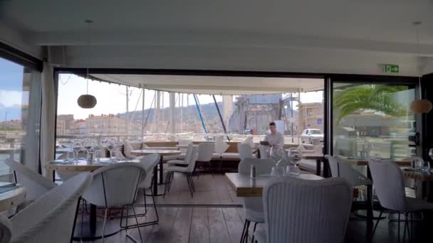 Jovem Caucasiano Trabalhando Uma Barcaça Restaurante Vazia Porto Sul França — Vídeo de Stock