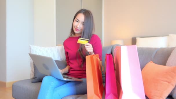 网上购物的漂亮女人在笔记本电脑上输入信用卡的号码 — 图库视频影像