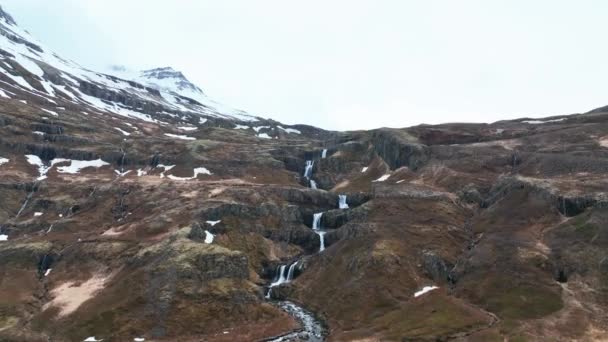 Lenyűgöző Természeti Táj Klifbrekku Vízesés Mjoifjordur Kelet Izland Drónfelemelkedés — Stock videók