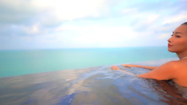 Taylandlı Kız Otelin Çatısındaki Sonsuz Yüzme Havuzunun Sınırına Geliyor Sonsuz — Stok video