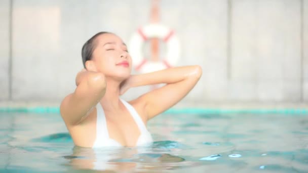 Heiße Attraktive Asiatin Schiebt Nasse Haare Schwimmbad Zurück Busenschuss — Stockvideo
