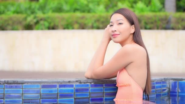 Thai Sexy Frau Lehnt Ellbogen Beckenrand Zeitlupe — Stockvideo