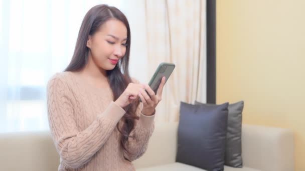 Asian Thai Woman Holding Mobile Phone Posting Social Media Zakupy — Wideo stockowe