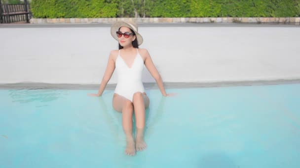 Happy Girl Sun Bathing Pool Attractive Skinny Woman Leaning Arms — Video