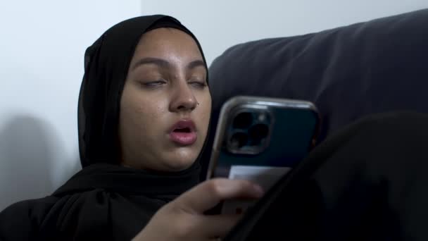 Jovens Muçulmanas Vestindo Hijab Segurando Smartphone Conversando Para Amigo Fora — Vídeo de Stock