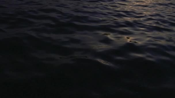 Kippender Lichtschlamm Reflektiert Dunkles Welliges Meerwasser — Stockvideo