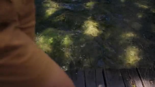 Πολύχρωμα Ρεύματα Νερού Κάτω Από Ξύλινη Γέφυρα Άτομο Περπατά Πρώτο — Αρχείο Βίντεο