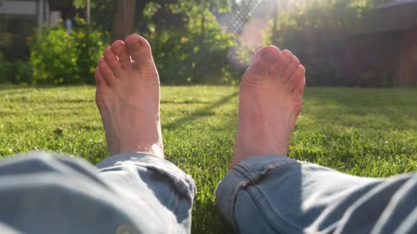 Pov Person Relaxing Bare Feet Backyard Grass Sunny Evening — Vídeos de Stock