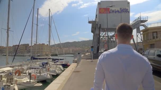Seorang Pemuda Kaukasia Berjalan Dengan Punggungnya Pelabuhan Selatan Prancis Dengan — Stok Video