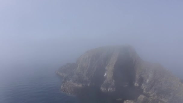 Océano Aéreo Través Niebla Sobre Tiempo Golpeado Islote Roca Irlanda — Vídeos de Stock