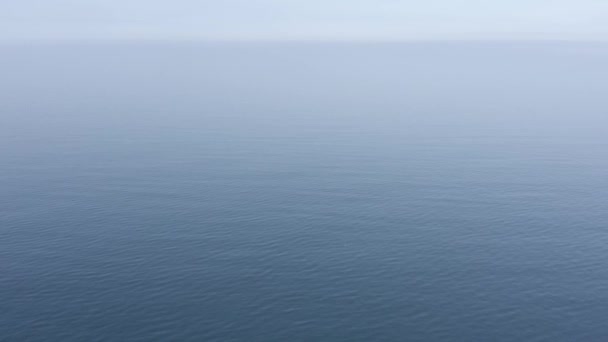 空中ビュー 穏やかな海の水 遠くに漠然とした青い水平線に空 — ストック動画
