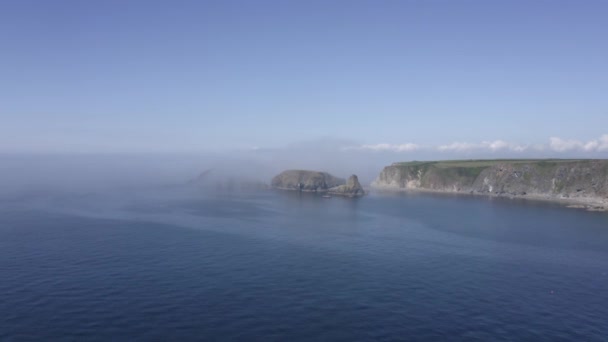 Oceaanantenne Langs Ruige Kustkliffen Als Mist Zee Inrolt — Stockvideo