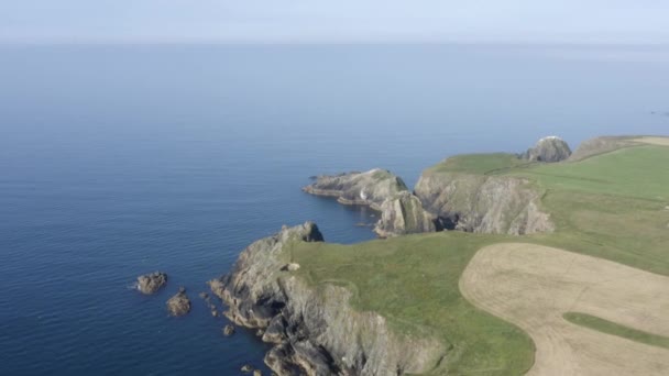 Sea Cliffs Fertile Farmland Face Atlantic Ocean Irish Coastline — Stockvideo