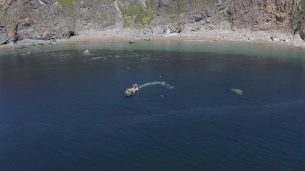Krabbenboot Stürzt Nach Auffinden Von Fallen Ufernähe Tieferes Wasser — Stockvideo