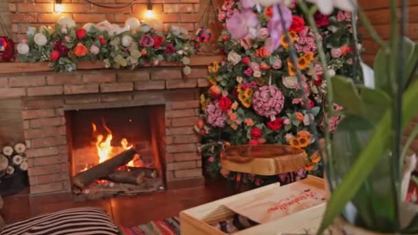 Cozy Home Room Fireplace Decorated Flowers Opened Wooden Box Marshmallows — Stockvideo