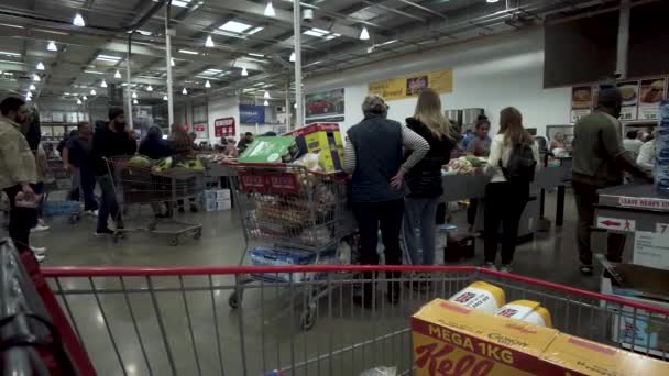 People Queuing Trolleys Costco May 2022 — 비디오