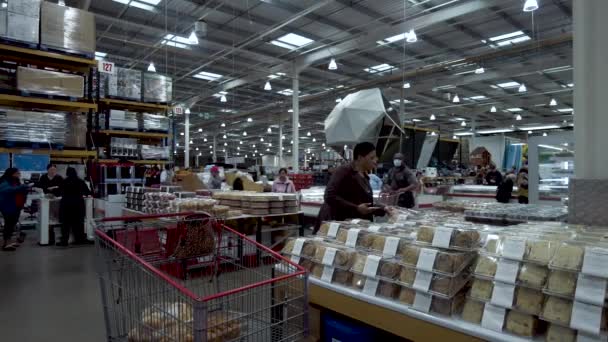 Shopper Picking Pastry Selection Box Putting Trolley Costco May 2022 — Vídeo de Stock